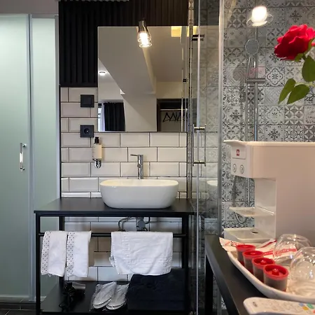 לינה וארוחת בוקר Mickitos Boutique With Balcony