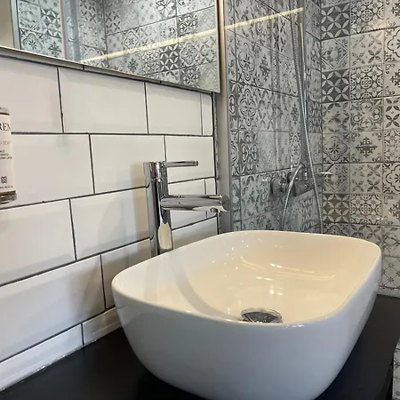 לינה וארוחת בוקר Mickitos Boutique With Balcony סקופיה